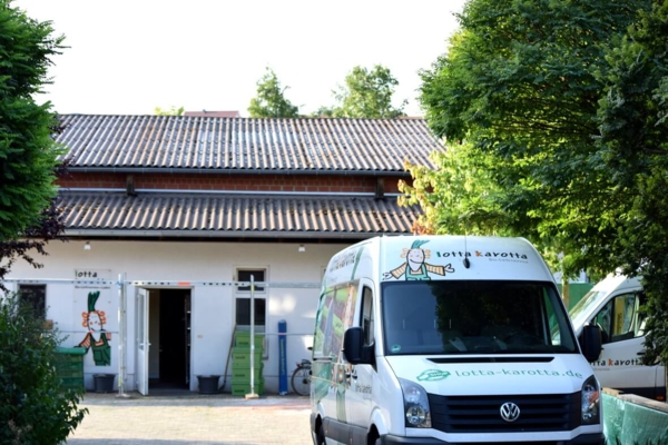E-Crafter vor LOTTA KAROTTA Gebäude