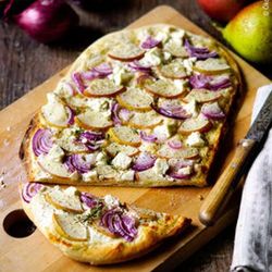 Flammkuchen mit Birnen, Zwiebeln & Ziegenkäse
