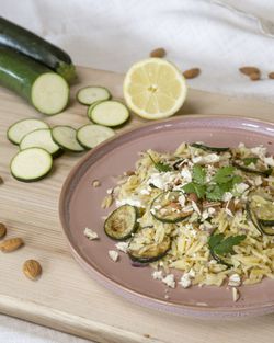 Zucchini-Zitronen-Orzo mit gerösteten Mandeln und Schafskäse