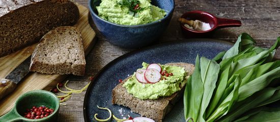 Bärlauch, Bärlauch-Dip und Brot