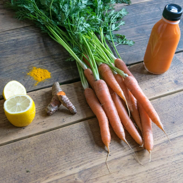 Smoothie aus Möhren, Kurkuma und Zitrone