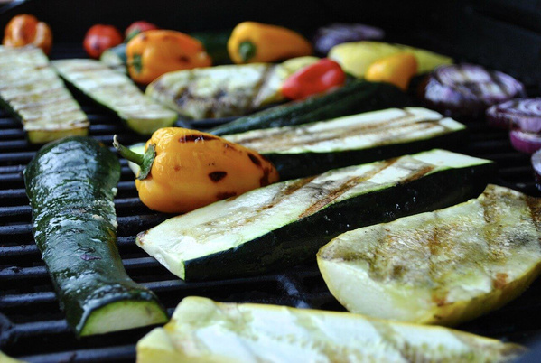 KI generiert: Verschiedenes Gemüse wie Zucchini und Paprika wird auf einem Grill gegrillt.