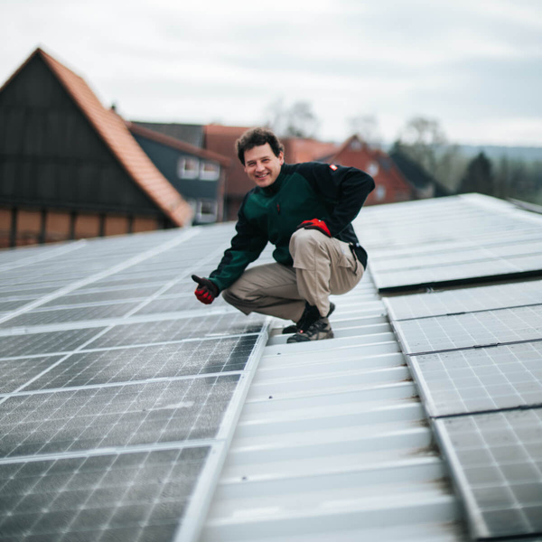 Andreas Backfisch mit der neuen Solaranlage von Lotta Karotta
