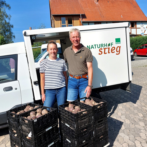 Clara und Marcus Stieg liefern Rote Bete