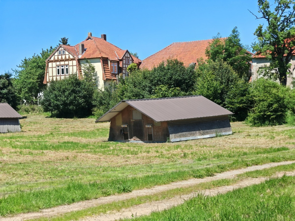 Blick auf Hof Roth mit Grünflächen
