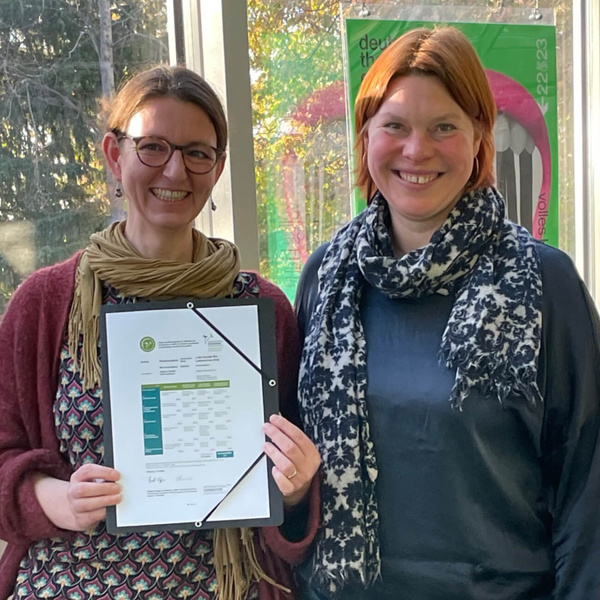 Steffi und Katrin mit Ihrem Testat