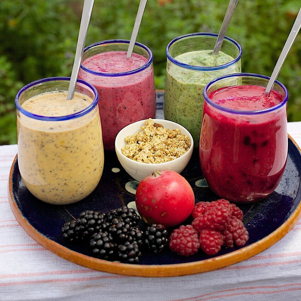 KI generiert: Das Bild zeigt eine Tasse mit frisch gebrühtem Tee und einem Teesieb. Daneben liegt ein Jutebeutel mit der Aufschrift "Tea" und lose Teeblätter.