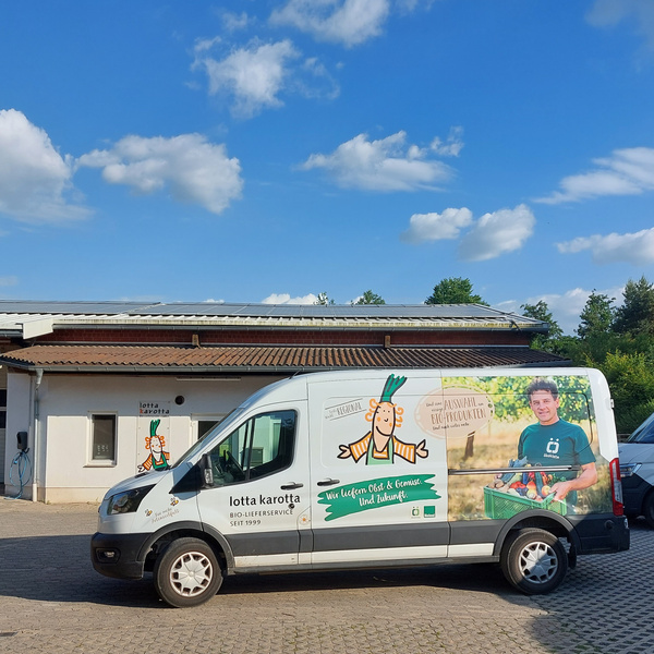 E-Crafter vor LOTTA KAROTTA Gebäude