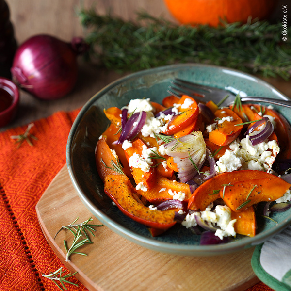 KI generiert: Ein Teller mit Kürbis, roten Zwiebeln, Feta und Rosmarin. Text: © Ökokiste e.V.
