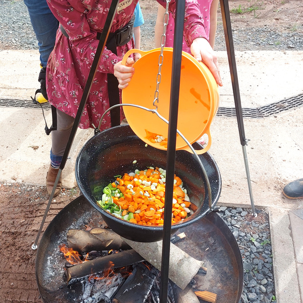 EIntopf über dem Feuer
