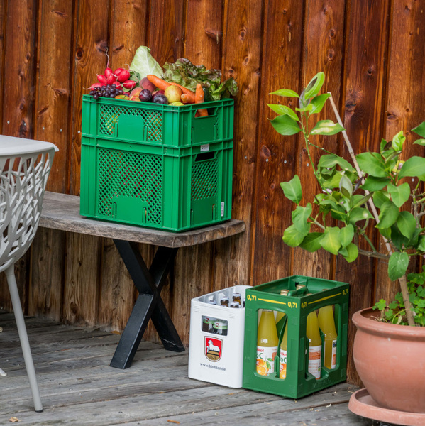 Ökokisten-Lieferung auf einer Terrasse abgestellt
