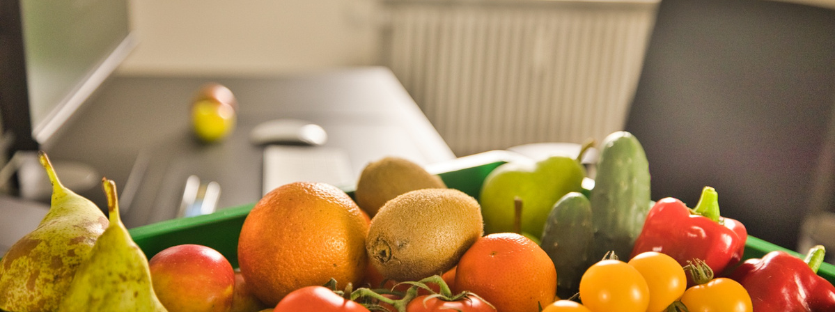 KI generiert: Ein Korb mit verschiedenen Obst- und Gemüsesorten auf einem Tisch.