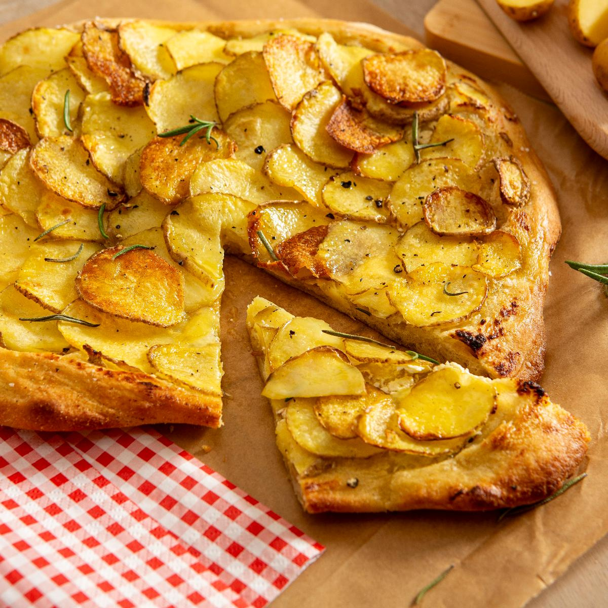 Kartoffelpizza mit Frischkäse und Rosmarin