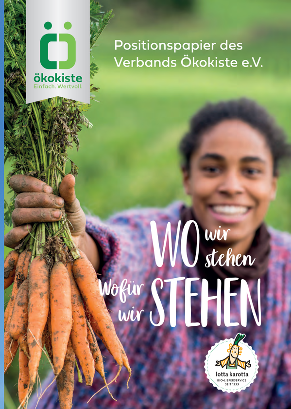 KI generiert: Eine Person hält frische Möhren; Text: "Positionspapier des Verbands Ökokiste e.V. Wo wir stehen, wofür wir stehen."