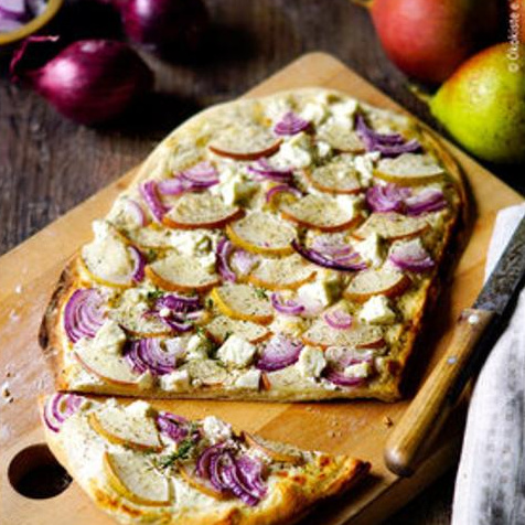 Flammkuchen mit Birnen, Zwiebeln & Ziegenkäse