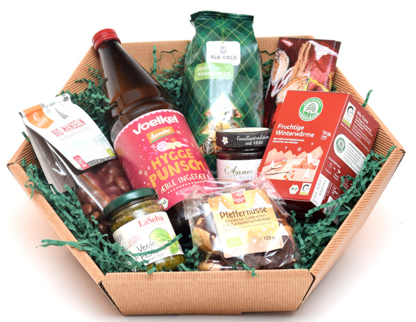 KI generiert: Eine Geschenkbox mit verschiedenen Lebensmitteln, darunter Punsch, Nudeln und Schokolade.