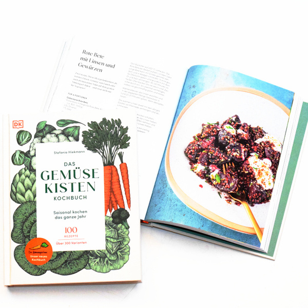 KI generiert: Kochbuch "Das Gemüsekisten Kochbuch" mit einem geöffneten Rezept zu Rote Bete mit Linsen und Gewürzen.