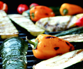 KI generiert: Gegrilltes Gemüse, darunter Zucchini und Paprika, auf einem Grillrost.