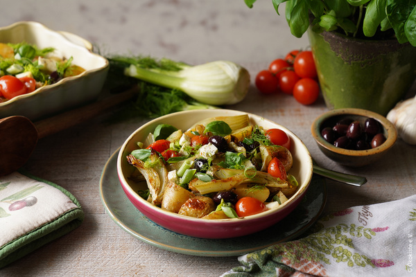 KI generiert: Bunter Gemüsesalat mit Tomaten, Oliven und Kräutern in einer Schale.