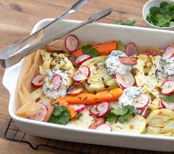 KI generiert: Ein Auflauf aus gebackenem Gemüse mit Radieschen und Joghurt-Dip in einer weißen Schale.