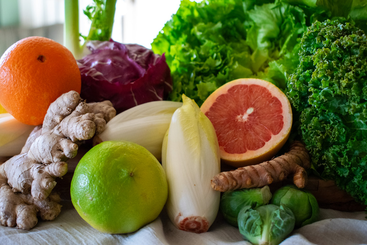 KI generiert: Verschiedene frische Obst- und Gemüsesorten liegen auf einem Tisch.