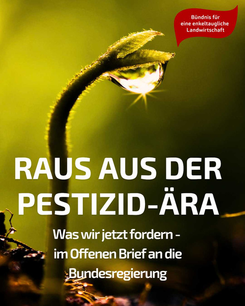 KI generiert: Ein junger Pflanzenspross mit Wassertropfen, Text: "RAUS AUS DER PESTIZID-ÄRA" und weitere Forderungen.