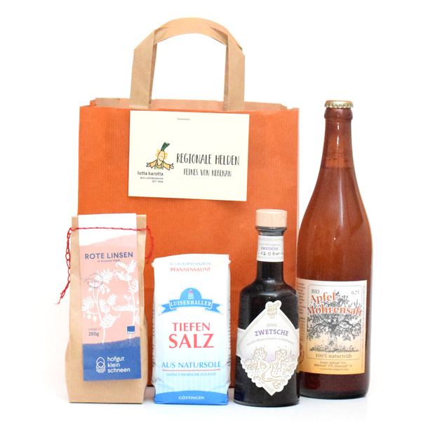 KI generiert: Eine Papiertüte mit "Regionale Helden" und Produkten: Rote Linsen, Salz, Zwetschge-Likör, Apfelsaft.