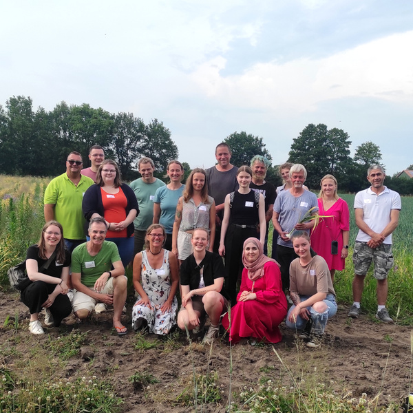 Gruppenfoto auf dem Acker vom LohmannsHof