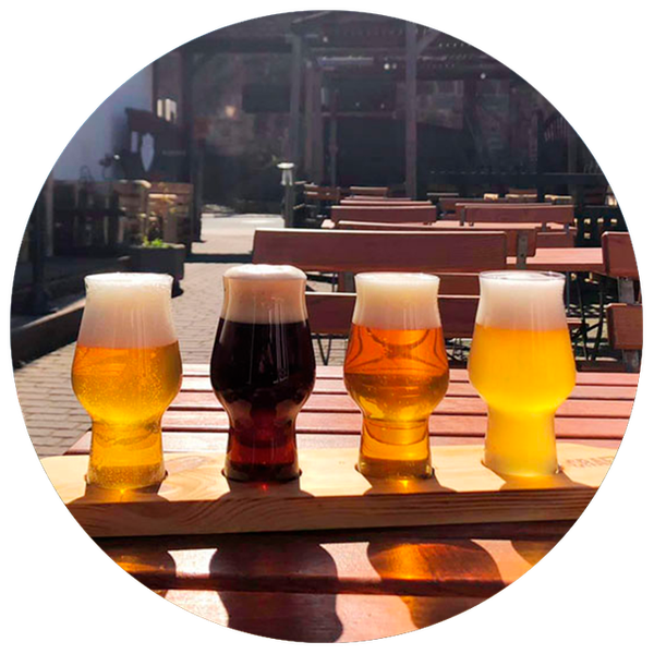 Schinkels Biere in vier verschiedenen Gläsern 4 verschiedene Biere auf einem Tisch