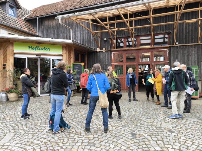 Empfangsrunde vor dem Hofcafe