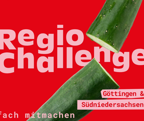 KI generiert: Zwei Gurkenstücke vor rotem Hintergrund. Text: "Regio Challenge Göttingen & Südniedersachsen Einfach mitmachen".