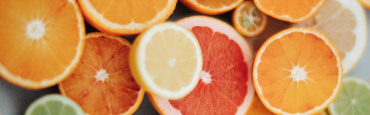 KI generiert: Aufgeschnittene Zitrusfrüchte, darunter Orangen, Grapefruit, und Limetten.