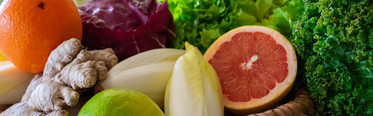 KI generiert: Verschiedene frische Gemüsesorten und Früchte, darunter Zitrusfrüchte, Ingwer, Salat und Chicorée.