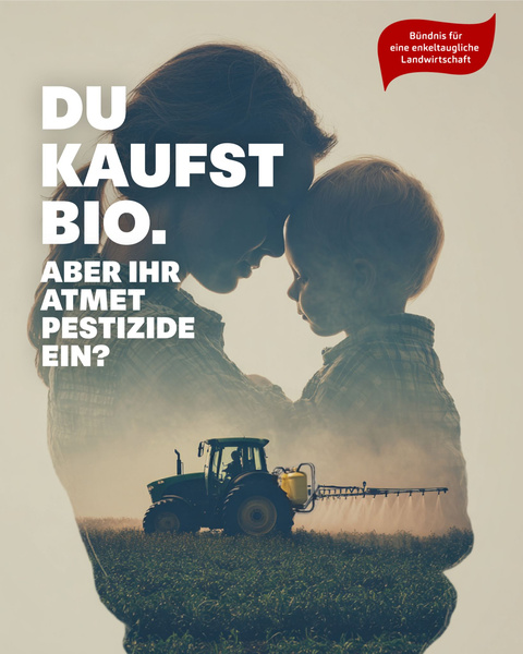 KI generiert: Ein Kind und eine Frau, in deren Silhouette ein Traktor sprüht. Text: "DU KAUFST BIO. ABER IHR ATMET PESTIZIDE EIN?"