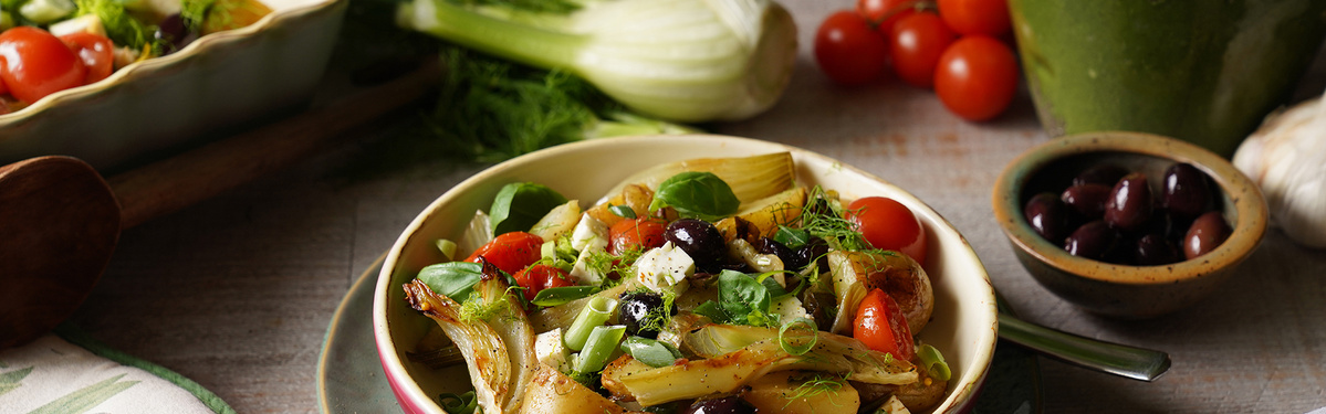 KI generiert: Ein Teller mit mediterranem Gemüse und Oliven, umgeben von frischen Zutaten.