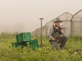 Andreas püft seinen Acker mit allen Sinnen