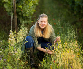 Hanneke mit Weingut - Begrünung Schönhals Zukunftsweine