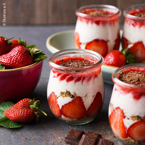 KI generiert: Gegrilltes Gemüse auf einem Grillrost, darunter Zucchini und Paprika.