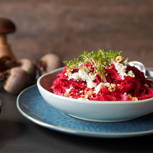 Pink Pasta mit Nudelsoße aus roter Bete