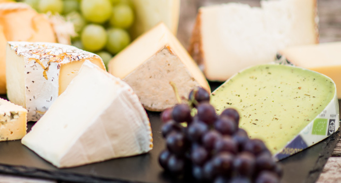 Verschiedene Käsestücke mit Weintrauben