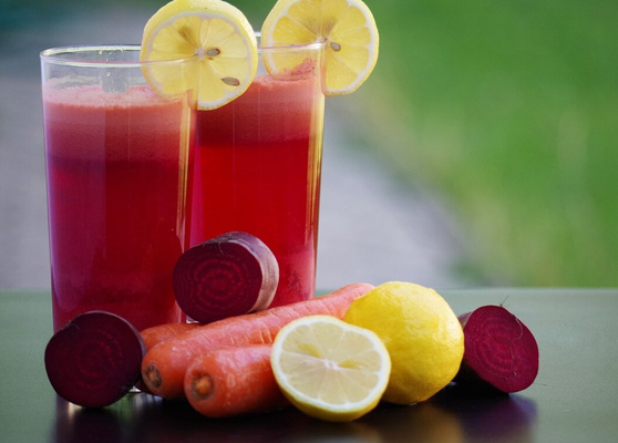 Rote Smoothies mit Möhren und Rote Bete