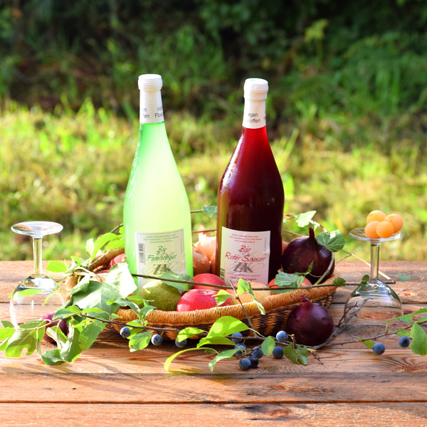 Federweißer und Federroter auf einem herbstlichen Tisch