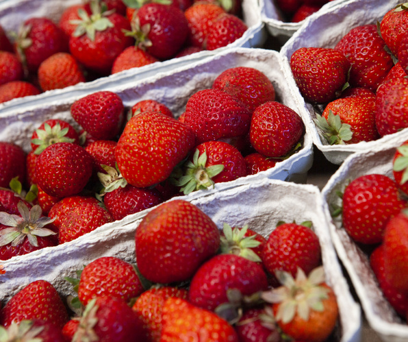 KI generiert: Mehrere Körbchen voller frischer, roter Erdbeeren in Nahaufnahme.
