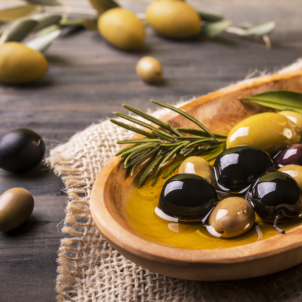 Oliven in einer Holsschale