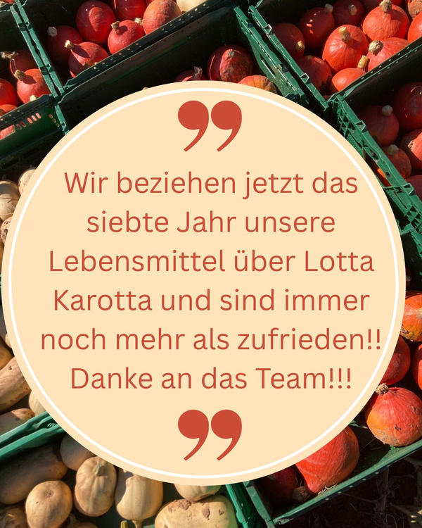 KI generiert: Ein Körbchen voller Kürbisse und Äpfel. Text: "Wir beziehen jetzt das siebte Jahr..."