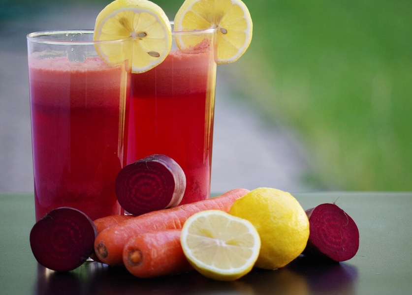 Rote Smoothies mit Möhren und Rote Bete