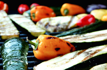 KI generiert: Gegrilltes Gemüse auf einem Grillrost, darunter Zucchini und Paprika.