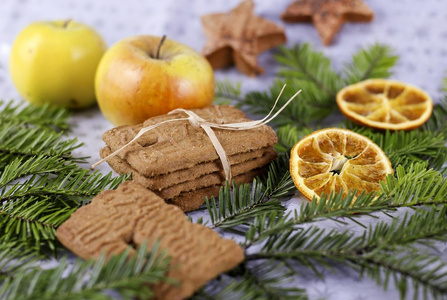 Weihnachtliche Deko mit Keksen, Äpfeln und getrockneten Orangen
