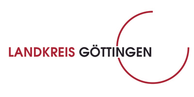 KI generiert: Logo mit dem Text: "LANDKREIS GÖTTINGEN" und abstrakten roten Bogen-Designs.