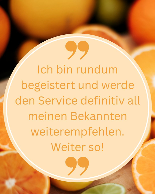 KI generiert: Ein Zitat über Begeisterung für einen Service, umgeben von Früchten: "Ich bin rundum begeistert und werde den Service definitiv all meinen Bekannten weiterempfehlen. Weiter so!"